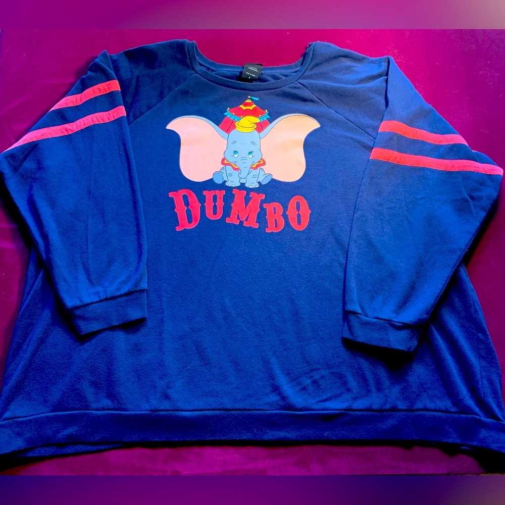 Disney Women’s Plus Size Dumbo Sweatshirt, size 6